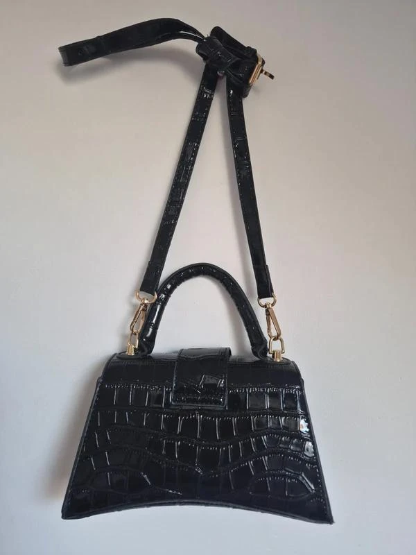 Bolso negro efecto cocodrilo barnizado estilo Y2K – photo 2